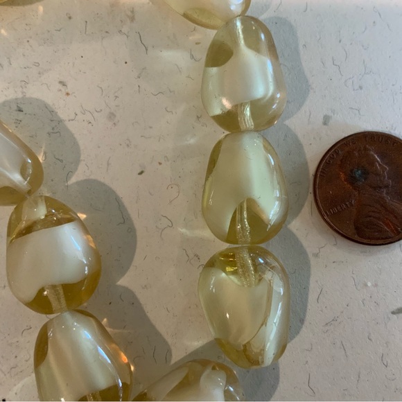 Limited quantities..22 pressed glass beads W. Germany - Picture 4 of 4